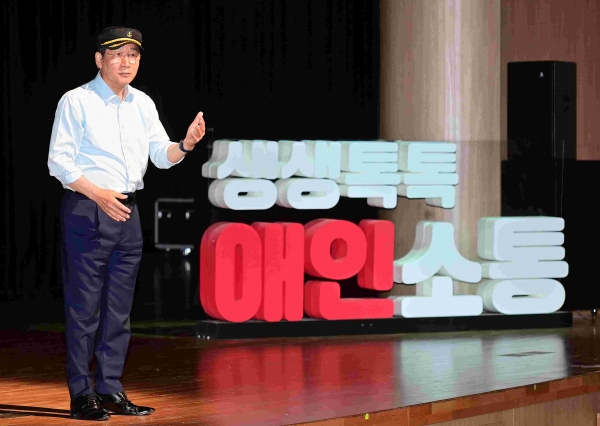 유정복 인천광역시장이 15일 남동소래아트홀 아트센터에서 열린 '2024년 제2회 생생시정 바로알기 시정설명회'에서 시민들에게 주요현안 등에 대한 설명을 하고 있다.