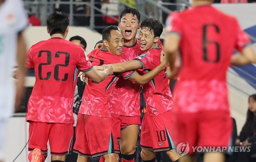15일 경기도 용인미르스타디움에서 열린 북중미월드컵 아시아 지역 3차 예선 B조 4차전 대한민국 대 이라크의 경기. 역전골을 넣은 한국 오현규가 동료들의 격려를 받고 있다.