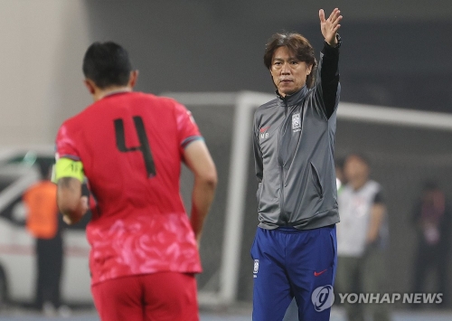 15일 경기도 용인미르스타디움에서 열린 북중미월드컵 아시아 지역 3차 예선 B조 4차전 대한민국 대 이라크의 경기. 홍명보 감독이 선수들에게 지시하고 있다