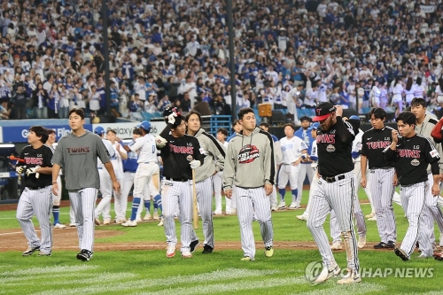 15일 대구 삼성라이온즈파크에서 열린 2024 신한 SOL뱅크 KBO 포스트시즌 플레이오프 2차전 LG 트윈스와 삼성 라이온즈의 경기. 5-10으로 패한 LG 선수들이 관중을 향해 인사한 뒤 더그아웃으로 향하고 있다.
