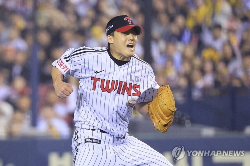 11일 서울 잠실야구장에서 열린 2024 신한 SOL뱅크 KBO 포스트시즌 준플레이오프 5차전 kt wiz와 LG 트윈스의 경기. 5회초 2사 1루 kt 오윤석을 3루 땅볼로 잡아내며 이닝을 마친 LG 선발 임찬규가 포효하고 있다.