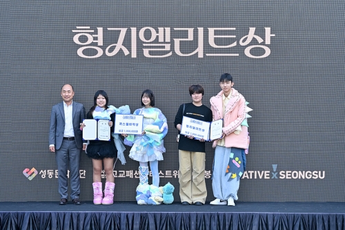 ▲ 지난 12일 열린 '2024 제9회 고교패션콘테스트'에서 까스텔바작상과 형지엘리트상을 수상한 학생들과 모델들이 기념사진을 촬영하고 있다. 왼쪽부터 형지엘리트 김남용 엘리트사업본부장, 서정고등학교 원채은 학생과 모델, 광주전자공업고등학교 임정우 학생과 모델 [사진= 형지엘리트 제공]