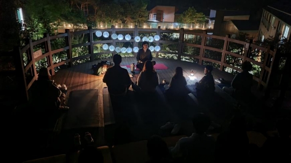 참여자들이 꽃차와 함께 별밤을 체험하고 있다. (사진제공=한국수목장문화진흥재단)