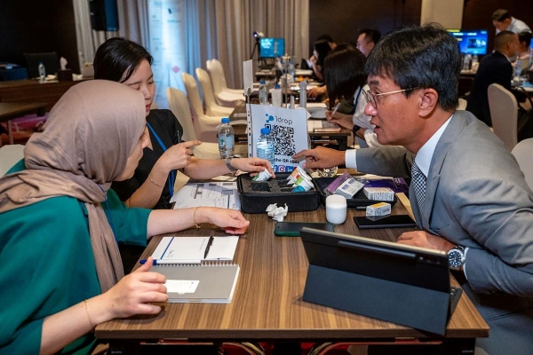 성남시 시장개척단이 지난 9월 24일 두바이 미디어 로타나 호텔에 차려진 수출상담장에서 현지 바이어들과 계약 상담 중이다.