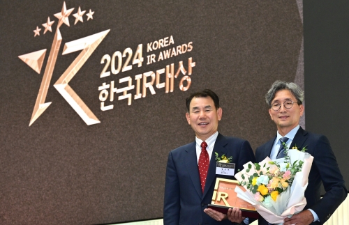 LG전자가 한국IR협의회 주관 '2024 한국IR대상'에서 최고상에 해당하는 금융위원장상의 영예를 안았다. 17일 열린 시상식에 참석한 LG전자 김창태 CFO(사진 오른쪽)가 한국거래소 정은보 이사장과 기념촬영을 하고 있다.[사진=LG전자]