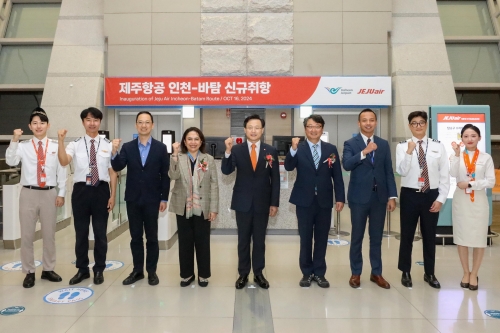 ▲ 16일 인천국제공항에서 진행된 제주항공 인천~바탐 노선 신규취항식에 참석한 김이배 대표이사(사진 가운데)와 젤다 울란 카르티카(Zelda Wulan Kartika) 인도네시아 대사관 대사 대리(사진 왼쪽에서 네번째), 인천공항공사 미래사업본부 김창규 본부장(사진 오른쪽에서 네번째) 등 내·외빈들이 신규 취항편 승무원들과 기념촬영을 하고있다. [사진= 제주항공 제공]