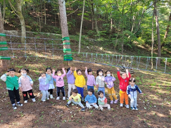 산림청 산하 공공기관인 한국산림복지진흥원(원장 남태헌) 국립칠곡숲체원 소속 김천치유의숲이 치유놀이터(정다운누리숲)를 조성해 유아의 정서적 안정과 사회성 발달을 위한 숲 놀이치유 프로그램을 운영한다고 밝혔다.