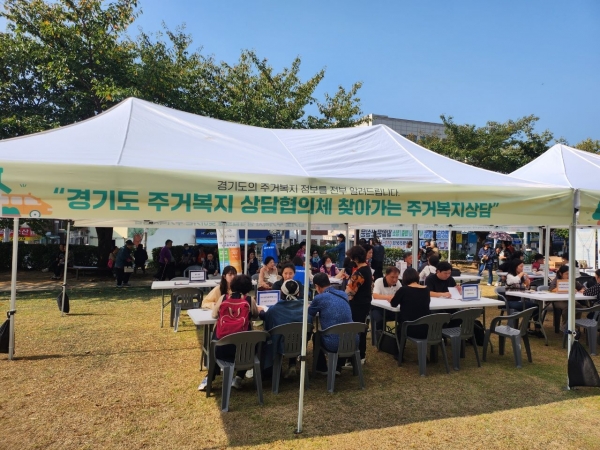 경기주택도시공사(GH)는 17일 시흥시 대야동 미관광장에서 시흥시민들을 대상으로 '찾아가는 주거복지 상담' 행사를 열었다.