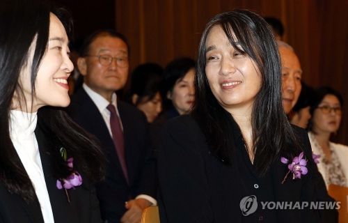 국인 최초로 노벨문학상을 수상한 한강 작가(오른쪽)가 17일 서울 강남구 아이파크타워에서 열린 제18회 포니정 혁신상 시상식에 참석하고 있다. 포니정재단은 포니정 혁신상 수상자로 작가 한강 씨를 선정했다.