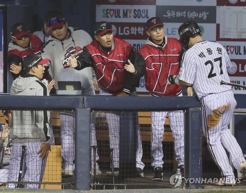 17일 서울 잠실야구장에서 열린 2024 신한 SOL뱅크 KBO 포스트시즌 플레이오프 3차전 LG 트윈스와 삼성 라이온즈의 경기. 5회말 1사 1,3루 LG 홍창기의 좌익수 희생플라이 아웃때 3루 주자 박동원이 홈인, 염경엽 감독 등의 축하를 받고 있다.