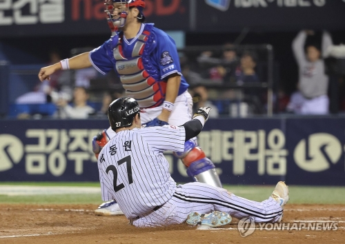 17일 서울 잠실야구장에서 열린 2024 신한 SOL뱅크 KBO 포스트시즌 플레이오프 3차전 LG 트윈스와 삼성 라이온즈의 경기. 5회말 1사 1, 3루 LG 홍창기의 좌익수 희생플라이 아웃 때 3루 주자 박동원이 홈인하고 있다.