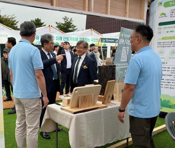 18일 경주 엑스포대공원에서 개최한 대한민국 산림박람회에서 임상섭 산림청장(좌측 두 번째)와 남태헌 한국산림복지진흥원장(우측 두 번째)이 한국산림복지진흥원 홍보부스에 참여하고 있다. (사진제공=한국산림복지진흥원)