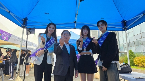 주광덕 시장과 K 모델연기과 교수와 학생들(사진제공=대경대)