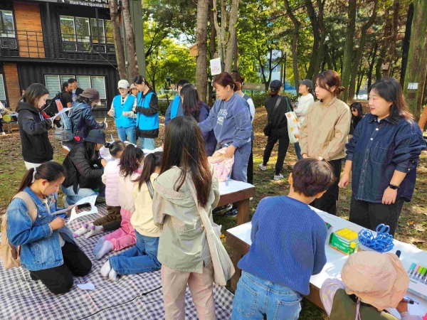 인천환경공단 직원들이 철새가면 만들기 체험프로그램을 운영하고 있다.