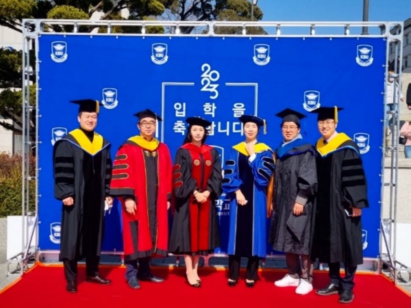 작업치료학과 교수들이 산학연협력 행사에서 기념사진을 촬영하고 있다.(사진제공=경복대학교)