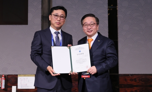 진성곤 대웅바이오 대표(왼쪽)가 지난 18일 '대한신경외과학회 추계학술대회'에서 명예회원증을 받고 권정택 대한신경외과학회 이사장과 기념촬영을 하고 있다.[사진=대웅바이오]