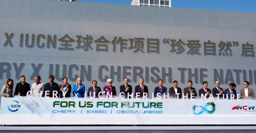 ▲ IUCN(국제자연보전연맹)과 체리자동차가 지난 20일 공동으로 개최한 ESG 협약식에서 KGM 곽재선 회장(사진 오른쪽에서 다섯번째), 체리그룹 인퉁웨 회장(사진 오른쪽에서 여덟번째), 반기문 전 UN사무총장(왼쪽에서 아홉번째)이 기념촬영을 하고 있다. [사진= KG 모빌리티 제공]