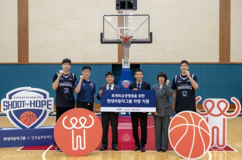 ▲ 왼쪽부터 농구선수 장재석, 현대모비스 농구단 조동현 감독, 현대모비스 ESG경영추진실장 김영광 상무, 승일희망재단 션 공동대표, 승일희망재단 박성자 상임이사, 농구선수 함지훈이 전달식에서 기념촬영을 하고 있는 모습 [사진= 현대차그룹 제공]