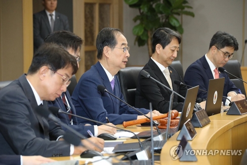 한덕수 국무총리(왼쪽 세 번째)가 22일 오전 정부세종청사 국무회의실에서 열린 국무회의를 주재하고 있다.
