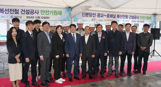 최영환 국가철도공단 수도권본부장(앞줄 왼쪽에서 다섯 번째)이 22일 수원시 호매실동 광장부지에서 '신분당선 광교∼호매실 복선전철 건설공사'안전기원제 행사 후 관계자들과 함께 기념촬영을 하고 있다.