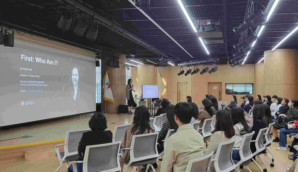 경기도교육청(교육감 임태희)이 21일 소속 직원의 국제역량 강화를 위해 영국 버밍엄대 켈리 홀(Kelly Hall) 교수의 특별강의를 개최했다.
