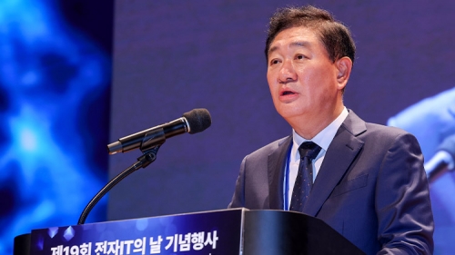 한종희 삼성전자 부회장이 지난 22일 서울 코엑스에서 열린 한국전자전(KES 2024) 개막 행사 및 제19회 전자·IT의 날 기념 행사에서 환영사를 하고 있다. 사진=연합뉴스