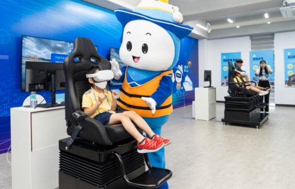 해양안전 가상현실(VR) 체험 모습(사진제공=한국해양교통안전공단(KOMSA))