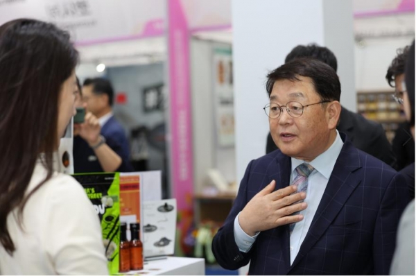 23일 박성효 소상공인시장진흥공단 이사장이 제22회 한인 비즈니스 대회에 방문하여 참여 업체와 대화를 나누고 있다.