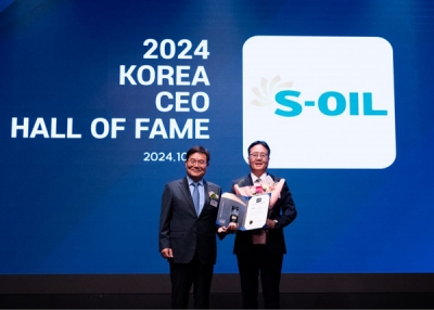 이영호 에쓰오일 영업전략부문장(오른쪽)이 24일 열린 '2024 대한민국 CEO 명예의 전당' 시상식에서 박기찬 산업정책연구원 원장과 기념 촬영을 하고 있다.[사진=에쓰오일]