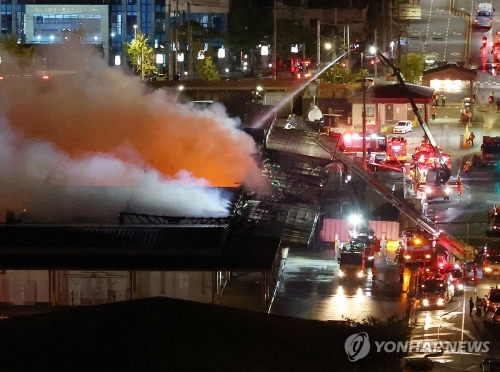 24일 오후 부산 동구 범일동 주한미군 시설인 55보급창 창고에서 화재가 발생해 소방당국이 대응 2단계를 발령하고 진화작업을 벌이고 있다.