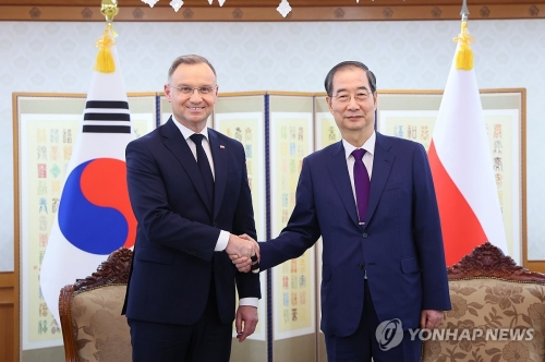 한덕수 국무총리가 24일 서울 종로구 정부서울청사에서 안제이 두다 폴란드 대통령과 면담하며 악수하고 있다.