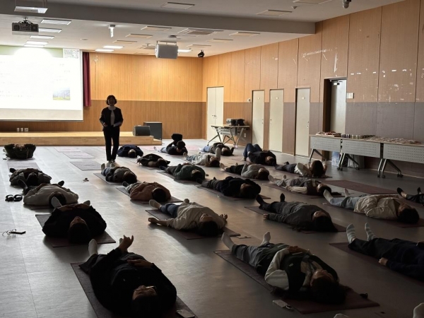 25일 국립산림치유원 다스림홀에서 진행된 근로자지원프로그램(EAP) 수면 질환관리 '꿀잠 테라피' 운영 모습. (사진제공=한국산림복지진흥원)