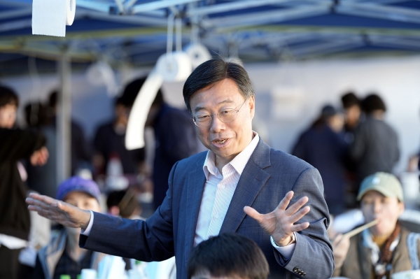 신상진 성남시장은 26일 오전 11시 30분 성남종합운동장에서 개최한 '한국노총 제35회 성남지역 노동가족 체육대회'에 참석했다.