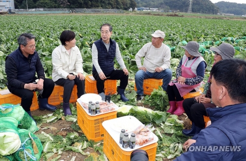 한덕수 국무총리가 27일 충남 아산시 배방읍의 한 배추밭을 찾아 배추 수확 작업을 마친뒤 송미령 농림축산식품부 장관, 농민들과 함께 간담회를 하고 있다.