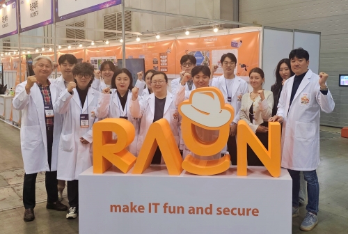 ▲ 라온메타와 실습 콘텐츠 파트너사 관계자들이 디지털미디어테크쇼에서 기념사진을 촬영하고 있다. [사진= 라온메타 제공]
