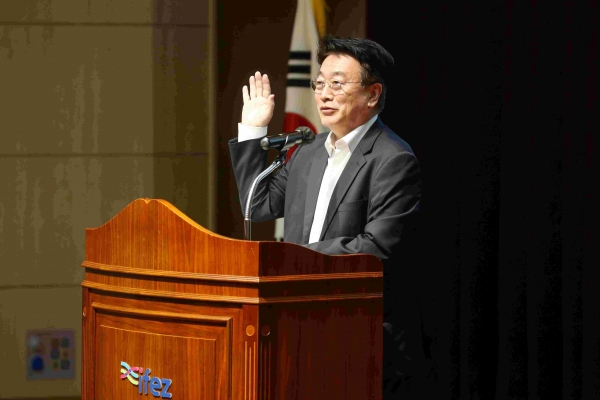 윤원석 인천경제청장의 인사말 모습.