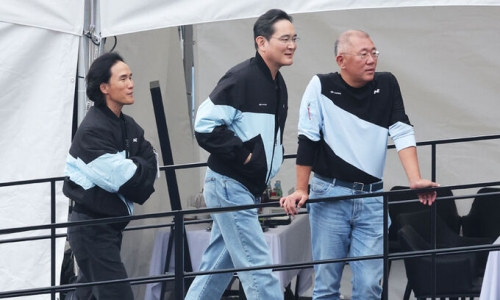 '현대 N x 토요타 가주 레이싱(GR) 페스티벌'에 참석한 (왼쪽부터)조현범 한국앤컴퍼니 회장, 정의선 현대차그룹 회장, 이재용 삼성전자 회장이 리허설을 관람하는 모습. [사진=연합뉴스]