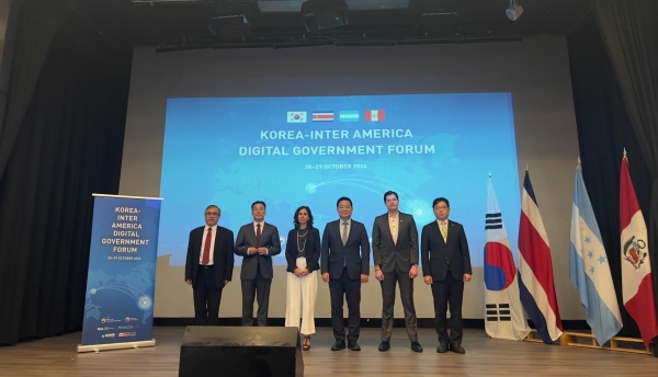 한국지능정보사회진흥원(NIA) 황종성 원장은 10월 28일 코스타리카에서 한-중남미 디지털정부 포럼에 참석해 기념 촬영을 하고 있다. (왼쪽부터 페루 총리실 빌체스 실장, 행안부 임정규 국장, 코스타리카 과학혁신기술통신부 보간테스 장관, 한국지능정보원 황종성 원장, 온두라스 보건부 에라소 차관, 주코스타리카대한민국 전근석 대사)