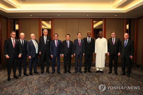 한덕수 국무총리가 29일 서울 중구 롯데호텔에서 필레몬 양 제79차 유엔 총회의장 등 유엔총회의장협의회와 면담에 앞서 사진촬영을 하고 있다.