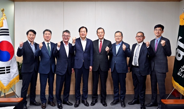 aT-가락시장 도매시장법인 간담회-aT 홍문표 사장(왼쪽에서 5번째). 왼쪽부터 aT 이상길 농수산물 온라인도매시장사업처장, 이상용 대아청과㈜ 대표, 홍성호 동화청과㈜ 대표, 권장희 서울청과㈜ 대표, 홍문표 사장, 이원석 ㈜중앙청과 대표, 박상헌 한국청과㈜ 대표, 홍종호 농협 가락공판장 장장