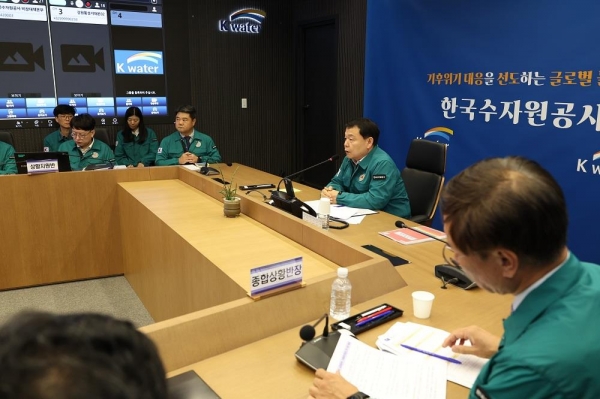 윤석대 한국수자원공사 사장(사진 가운데)이 10월 29일 대전 본사 재난안전상황실에서 재난안전통신망(PS-LTE)을 활용하여 현장의 상황을 실시간으로 확인하며 훈련을 주재하고 있다.이날 한국수자원공사는 정수장 화재 및 단수로 인한 물 공급 위기 상황 등을 가정, 대규모 재난 상황 발생 시 효과적인 초동대응과 재난관리기관 간 협력체계 강화를 위해 행정안전부 주관 '2024년 재난대응 안전한국훈련'을 실시했다.