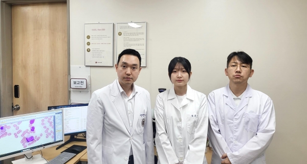 (오른쪽부터) 재능대 바이오테크과 남정훈 교수, 홍수지 학생, 고대안산병원 진단검사의학과 김지용 교수. (사진제공=재능대학교)