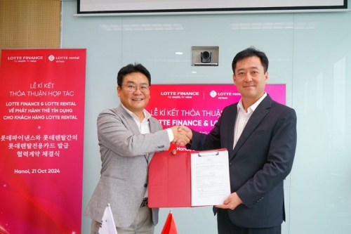 지난 21일 베트남 하노이 롯데파이낸스 베트남 본사에서 공성식 롯데파이낸스 베트남 법인장(오른쪽)과 안성빈 롯데렌탈 베트남 법인장이 기념촬영을 하고 있다. [사진=롯데카드]