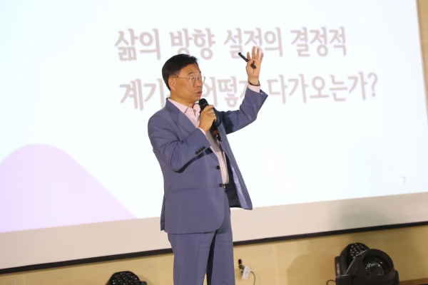 신상진 성남시장은 10월 30일 성남고교(중원구 성남동) 2층 강당에서 '꿈과 미래를 위한 열정과 도전'을 주제로 한 특별 강연을 했다.