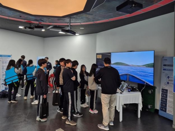 진로박람회에서 선박·해양분야 진로체험 부스를 운영하는 모습.(사진제공=한국해양교통안전공단(KOMSA))