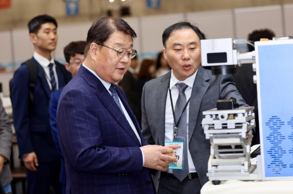 박성효 소상공인시장진흥공단 이사장(왼쪽)이 10월 31일 일산 킨텍스에서 개최된 '2024년 소상공인 대회'에서 관계자의 설명을 듣고 있다.