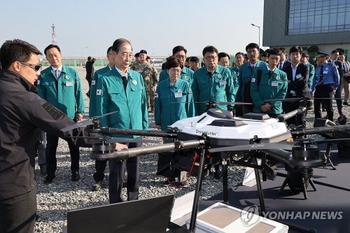 한덕수 국무총리가 31일 인천 연수구 한국가스공사 인천기지본부 일대에서 열린 2024년 국가 대테러종합훈련에서 관계자의 설명을 들으며 대테러 장비를 살펴보고 있다.