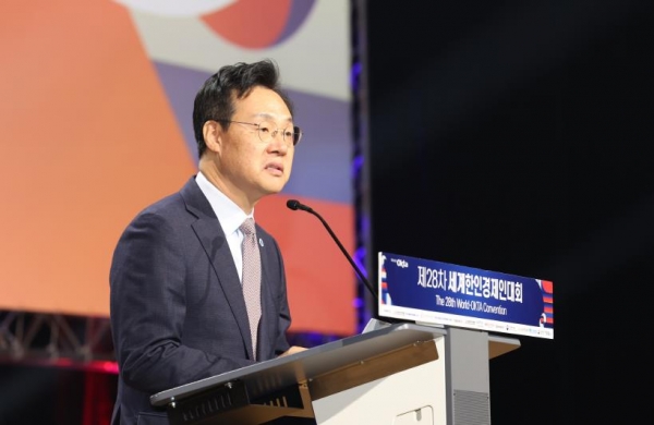 인천시 하병필 행정부시장이 오스트리아 비엔나에서 열린 제28차 세계한인경제인대회 폐회식에서 인천의 내년도 대회유치 선언을 하고 있는 모습.(사진제공=인천시)