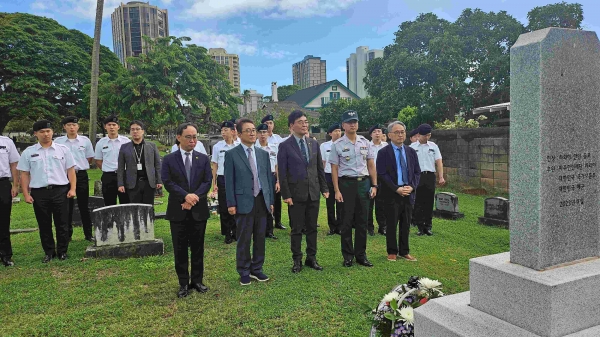 인하대 조명우 총장, 이화석 정석인하학원 상임이사, 이택 인하대병원장, 인하대 ROTC 학생 등이 미국 하와이 호놀룰루시 오아후 공동묘지를 찾아 한인 이민자 묘소에서 참배·헌화하고 있다.