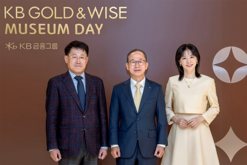 (왼쪽부터) 유문형 삼성문화재단 대표이사, 양종희 KB금융그룹 회장, KB GOLD&WISE the FIRST 광고모델 이영애씨가 기념사진을 촬영하고 있다.[사진=KB금융]
